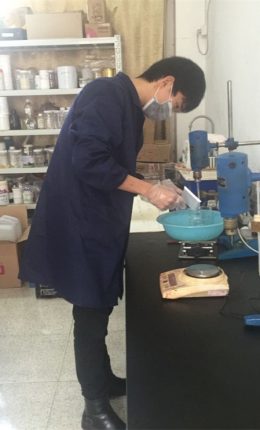 Pesa amb precisió el component diazo